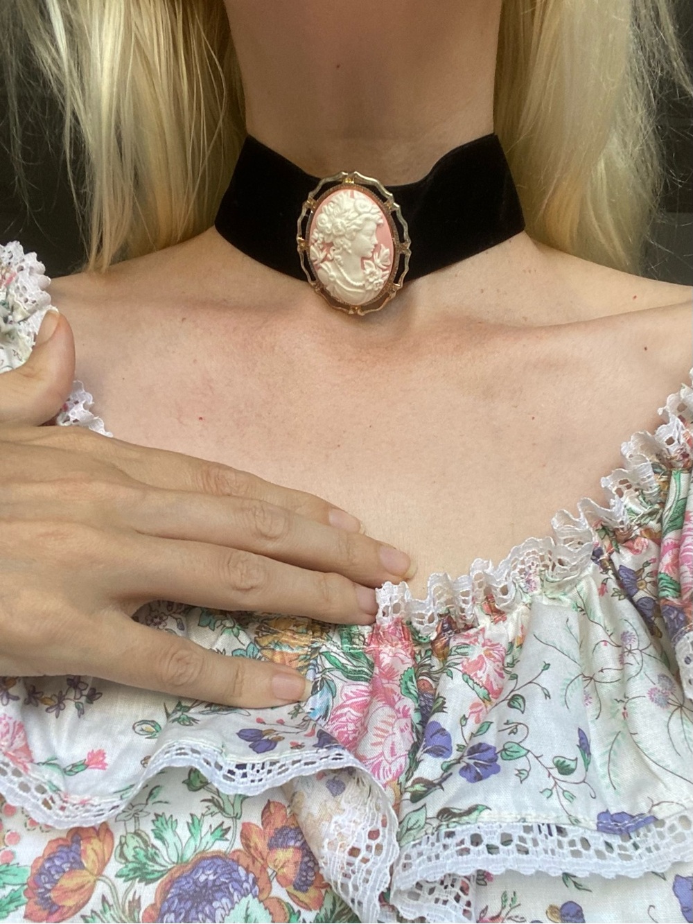 Cameo Velvet Choker Necklace in Black